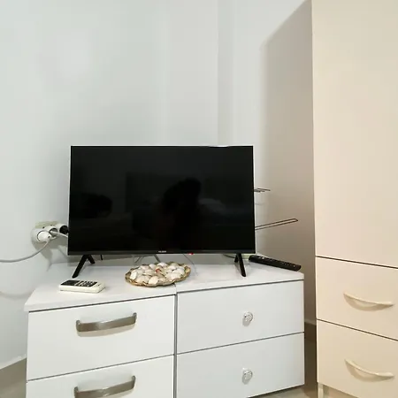 Quiet One Bedroom Apartament- Dajti View アパート